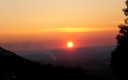 EL SOL DEL ATARDECER ENROJECE A LA SIERRA