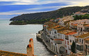 Cadaqués, blanco sobre azul.