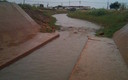 El rio Azuer a su paso por daimiel el 9/6/10 vuelve a llenarse.