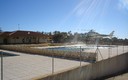 Helicóptero cogiendo agua en la piscina para apagar un incendio.