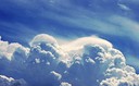 Nubes con sombrero