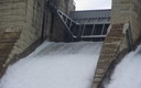 desembalsando agua en la Presa de El Grado