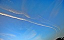 Trazas de aviones en el cielo.