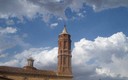 Nubes blancas y negras sobre Iglesia Berge