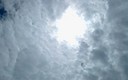 NUBES Y UN TÍMIDO SOL