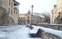 ...y de fondo la puerta de Valencia nevada.