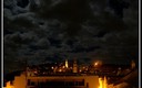 Noche nublada con luna llena