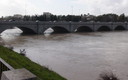 Puente sobre aguas turbulentas