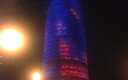 Torre AGBAR en medio de la noche despejada