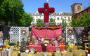 Cruces bajo los cielos claros, nubosos , lluviosos,..en Granada